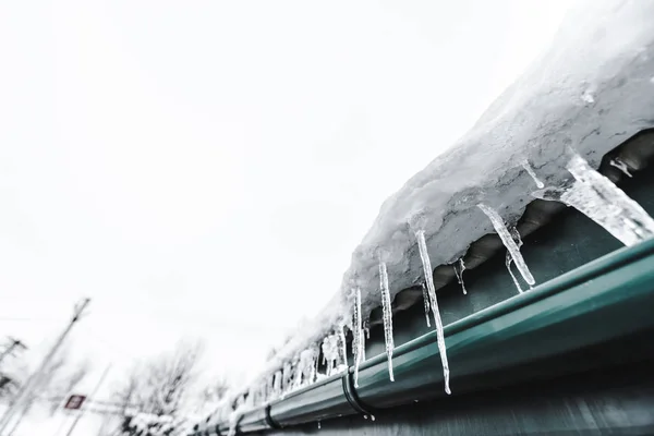 Selective Focus Sharp Icicles Roof Clear Sky — Stock Photo, Image