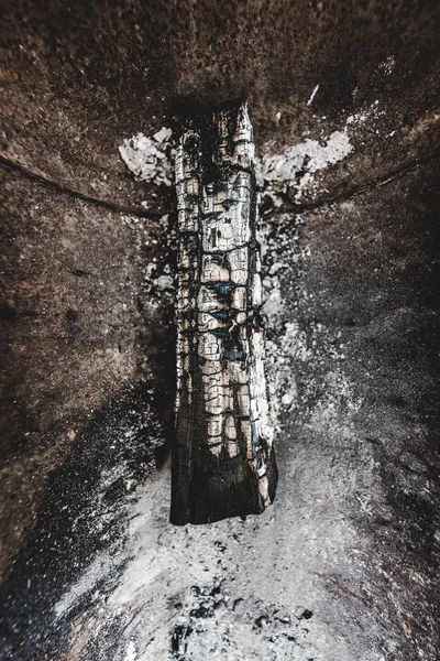 Tilikan Atas Dari Log Kayu Bakar Dilingkupi Dengan Abu Putih — Stok Foto