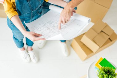 planı ile karton kutular yanında duran çift kısmi görünümü