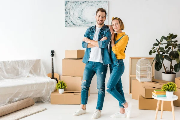 Full Length View Happy Couple Standing Cardboard Boxes Home — Stock Photo, Image