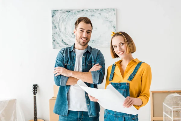 Felice Coppia Sorridente Jeans Con Cianografia Casa — Foto Stock