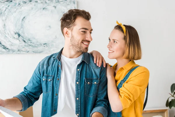 Pasangan Ceria Dengan Cetak Biru Saling Memandang Rumah — Stok Foto