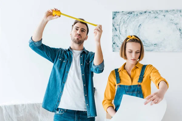 Casal Focado Com Planta Fita Métrica Casa — Fotografia de Stock