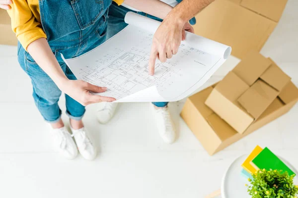 Gedeeltelijke Weergave Van Koppel Staande Buurt Van Kartonnen Dozen Met — Stockfoto