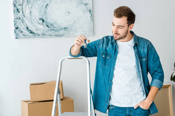 Fröhlicher Mann Der Mit Der Hand Der Tasche Neben Der — Stockfoto