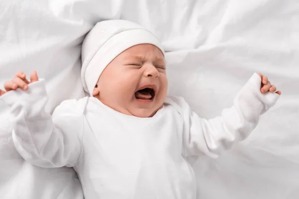 Krzyczeć Dziecko Białe Ubrania Leżącego Łóżku Zamkniętymi Oczami — Zdjęcie stockowe