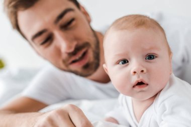 sakallı baba ve meraklı bebeğin seçici odak