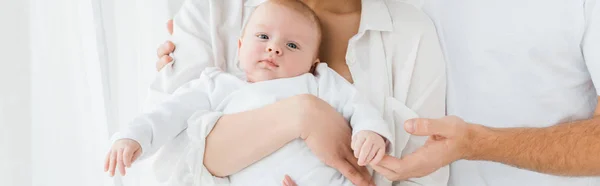 Tiro Panorâmico Família Com Bebê Casa — Fotografia de Stock