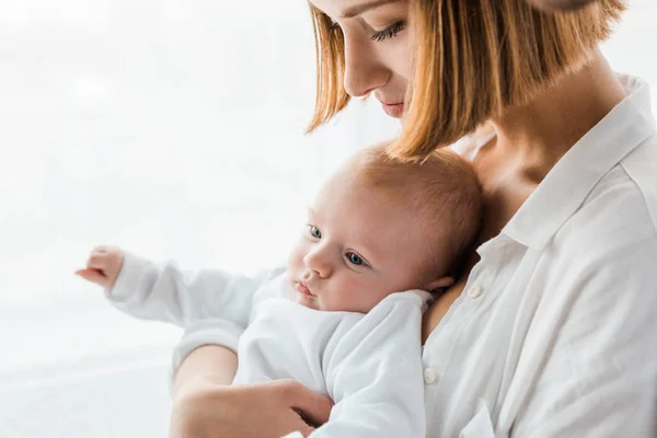 Joven Madre Camisa Blanca Sosteniendo Bebé Casa — Foto de Stock