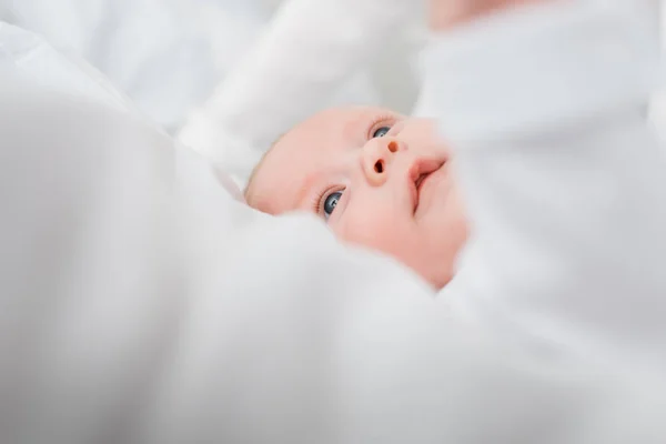 Foyer Sélectif Mère Bébé Mignon Levant Les Yeux — Photo