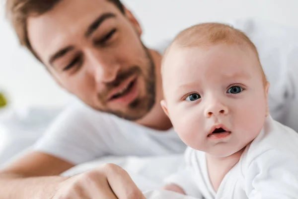 Messa Fuoco Selettiva Papà Barbuto Bambino Curioso — Foto Stock