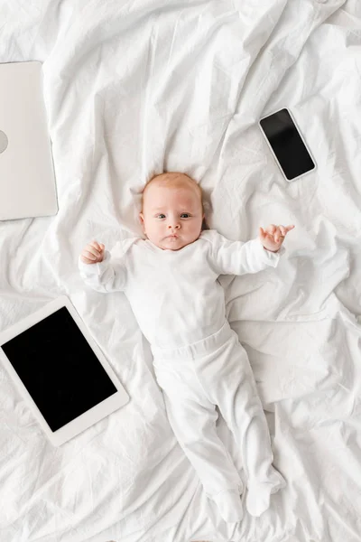 Top View Baby Lying Bed Laptop Digital Tablet Smartphone Blank — Stock Photo, Image