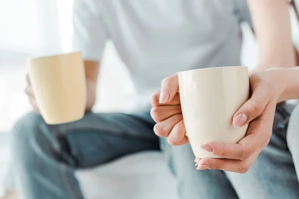 Vista Recortada Pareja Sosteniendo Tazas Café — Foto de Stock