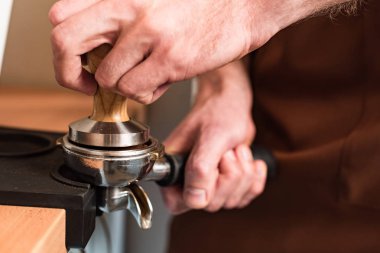 Kahve hazırlama kahverengi önlük barista kısmi görünümü
