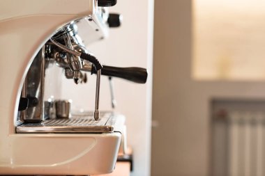 Kafede portafilter ile modern kahve makinesi yan görünümü