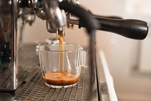 Selektive Fokussierung Von Kaffeemaschine Und Glasschale Mit Kaffee — Stockfoto