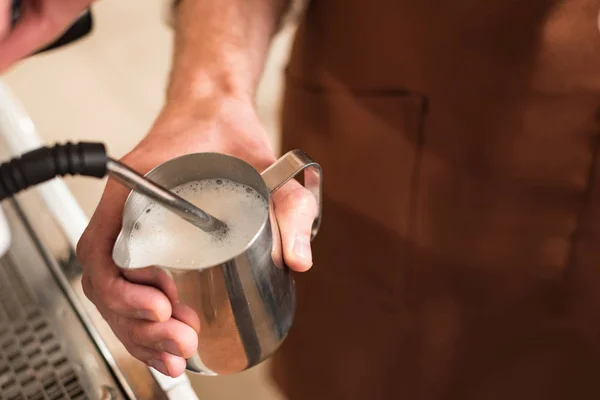 Beskuren Över Barista Fylla Upp Stål Mjölkkanna — Stockfoto