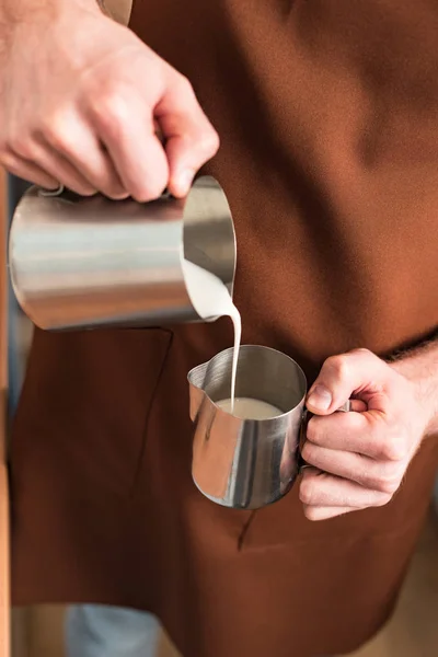 Bijgesneden Beeld Van Barista Gieten Melk Stalen Kruik — Stockfoto