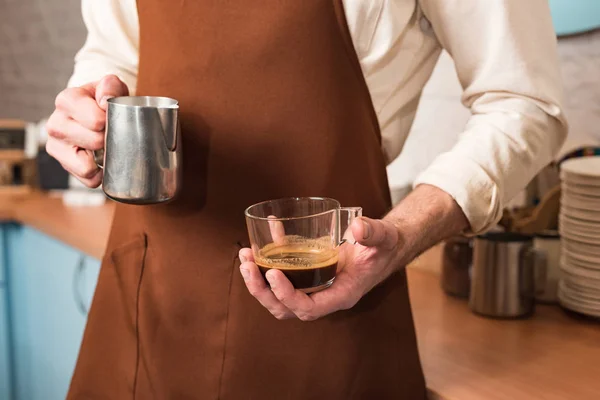 Částečný Pohled Barista Držící Šálek Kávy Džbánek Pro Mléko — Stock fotografie