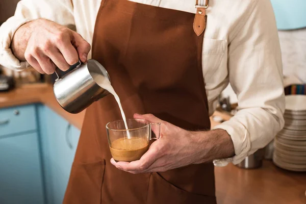 Przycięte Widok Barista Nalewanie Mleka Kawie — Zdjęcie stockowe