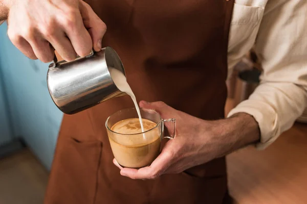 Bijgesneden Beeld Van Barista Gieten Melk Koffie — Stockfoto