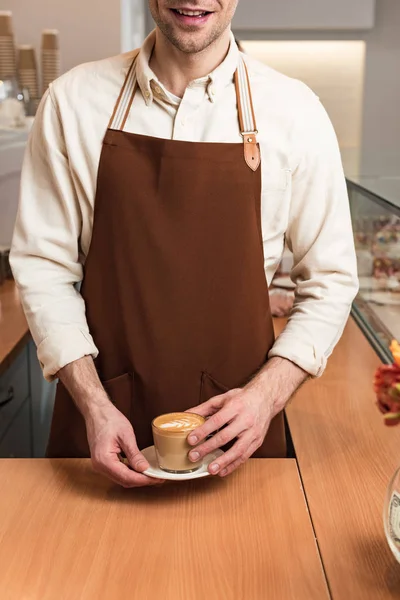 Vista Parcial Barista Sonriente Delantal Marrón Sosteniendo Taza Café — Foto de Stock