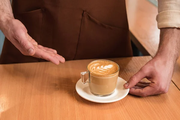 Nyírt Barista Kilátás Csésze Kávé — Stock Fotó