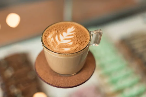 Enfoque Selectivo Taza Café Con Latte Arte Superficie Vidrio —  Fotos de Stock