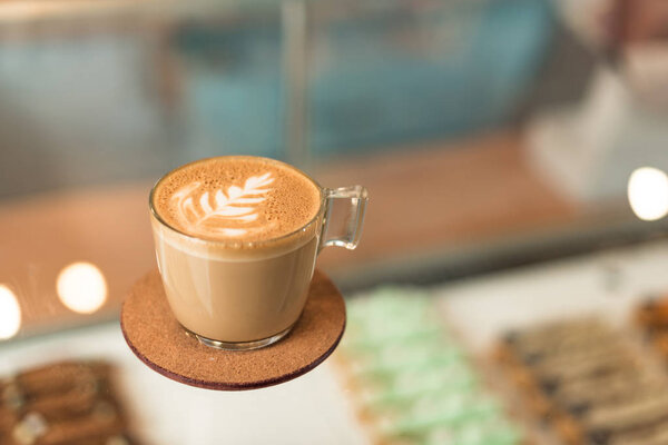 Чашка кофе с искусством латте из стекла
