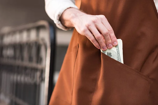 Vista Parcial Barista Delantal Marrón Poniendo Dinero Bolsillo —  Fotos de Stock