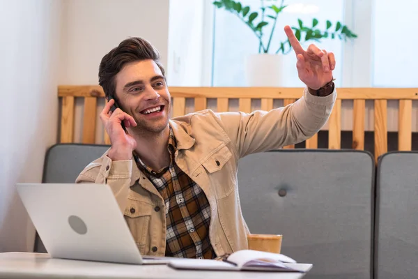 Alegre Freelancer Chaqueta Hablando Smartphone Mostrando Signo Idea Cafetería — Foto de Stock