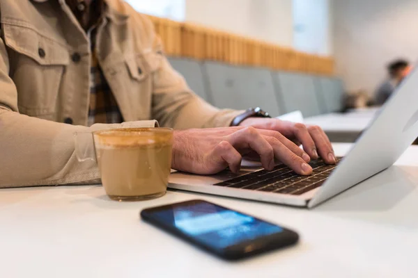 Vue Recadrée Pigiste Avec Tasse Café Tapant Sur Clavier Ordinateur — Photo