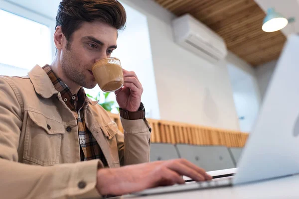 Freelancer Beber Café Usando Laptop Café — Fotografia de Stock