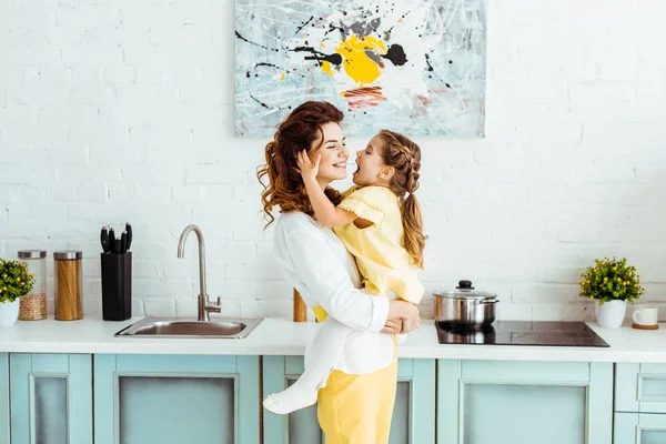 Mãe Feliz Segurando Filha Animada Cozinha — Fotografia de Stock