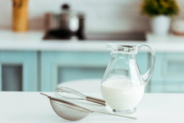 Verse Melk Glazen Pot Bij Zeef Ballon Garde Tafel — Stockfoto