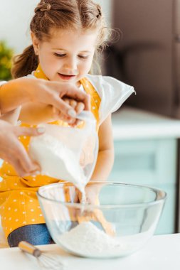 mutfakta heyecanlı kızı yakın kase un ekleyerek kadının seçici odak