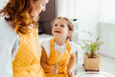 balon çırpMa ile mutlu kızı bakarak gülümseyen anne