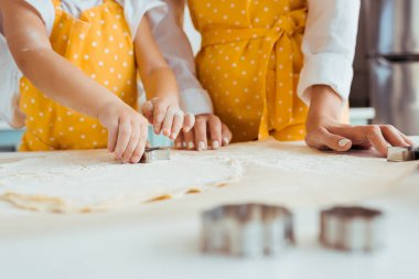 hamur üzerinde hamur kalıpları kullanarak anne ve kızı seçici odak