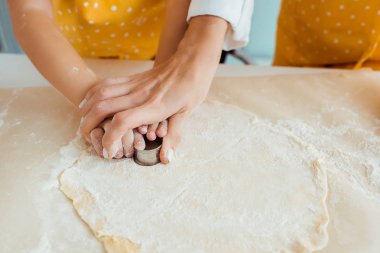 hamur üzerinde hamur kalıpları kullanarak anne ve kızı kırpılmış görünümü