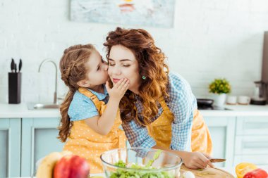 polka nokta sarı önlük mutfakta kapalı gözlü anne öpüşme sevimli kızı