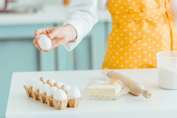 Bijgesneden Beeld Van Vrouw Polka Dot Gele Schort Houden Buurt — Stockfoto