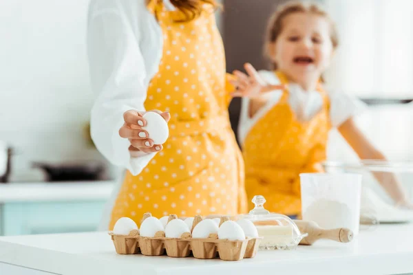 Селективное Внимание Ребенка Протягивающего Руку Яйцу Рядом Столом Ингредиентами Пекарни — стоковое фото