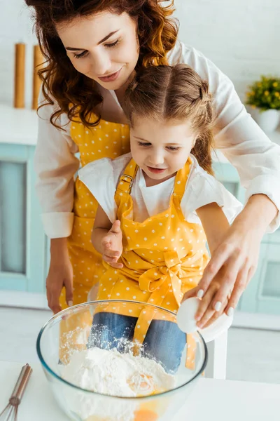 Mãe Feliz Filha Esmagando Ovo Juntos Tigela Com Farinha Cozinha — Fotografia de Stock