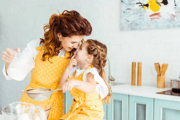 Messa Fuoco Selettiva Madre Figlia Carina Setacciare Farina Insieme Cucina — Foto Stock