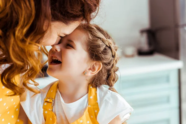 Glückliche Mutter Und Süße Tochter Lachen Zusammen — Stockfoto