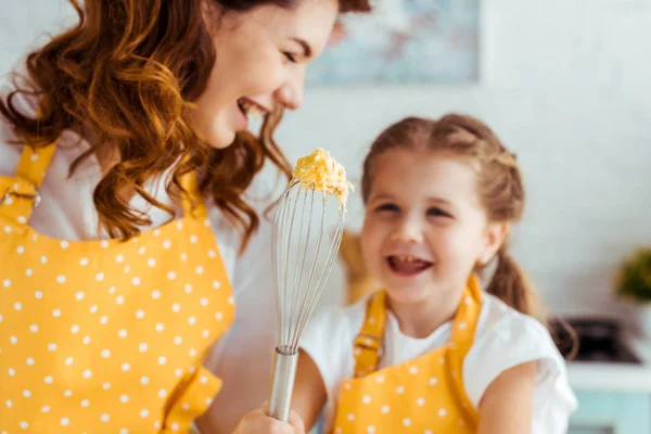 Selective Focus Happy Mother Laughing Daughter Holding Balloon Whisk Raw — Stock Photo, Image