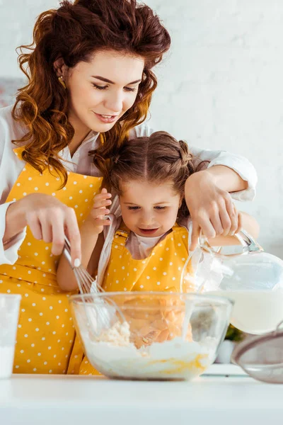 Mother Daughter Aprons Cooking Dough Kitchen — Stock Photo, Image