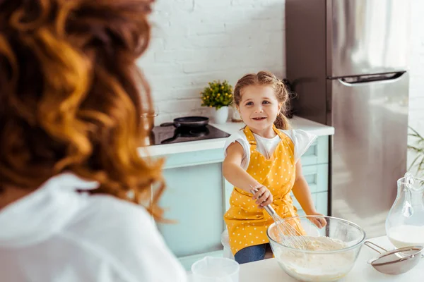 Foco Seletivo Criança Sorridente Avental Que Prepara Massa Farinha Cozinha — Fotografia de Stock