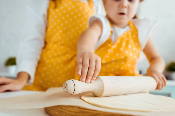 Vista Recortada Madre Hija Emocionada Desplegando Masa Con Rodillo Madera — Foto de Stock