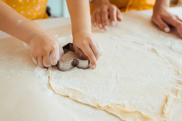 Cropped View Daughter Using Heart Shaped Dough Mold — Stock Photo, Image